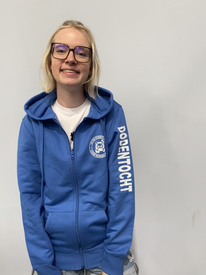 Sweater met rits en capuchon - unisex - logo voorkant+rugzijde+ tekst Dodentocht op mouw