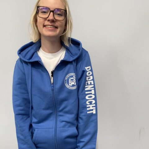 Sweater met rits en capuchon - unisex - logo voorkant+rugzijde+ tekst Dodentocht op mouw